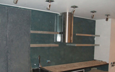 Стеклянный кухонный фартук (до потолка) в тон мебели.